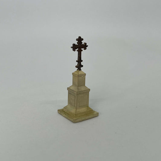 Petit calvaire croix métal bord de route sur stèle