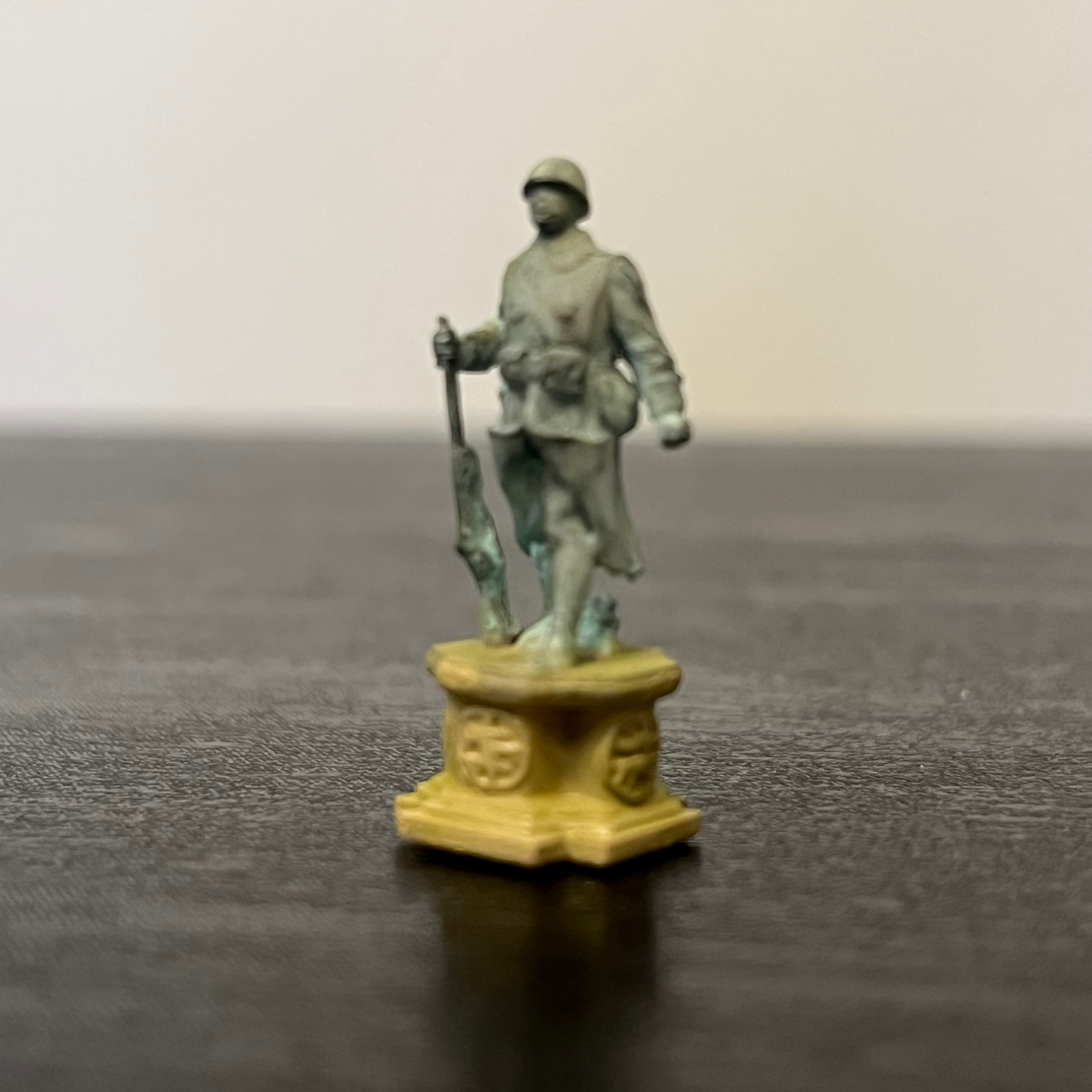 Statue soldat Première guerre mondiale sur stèle