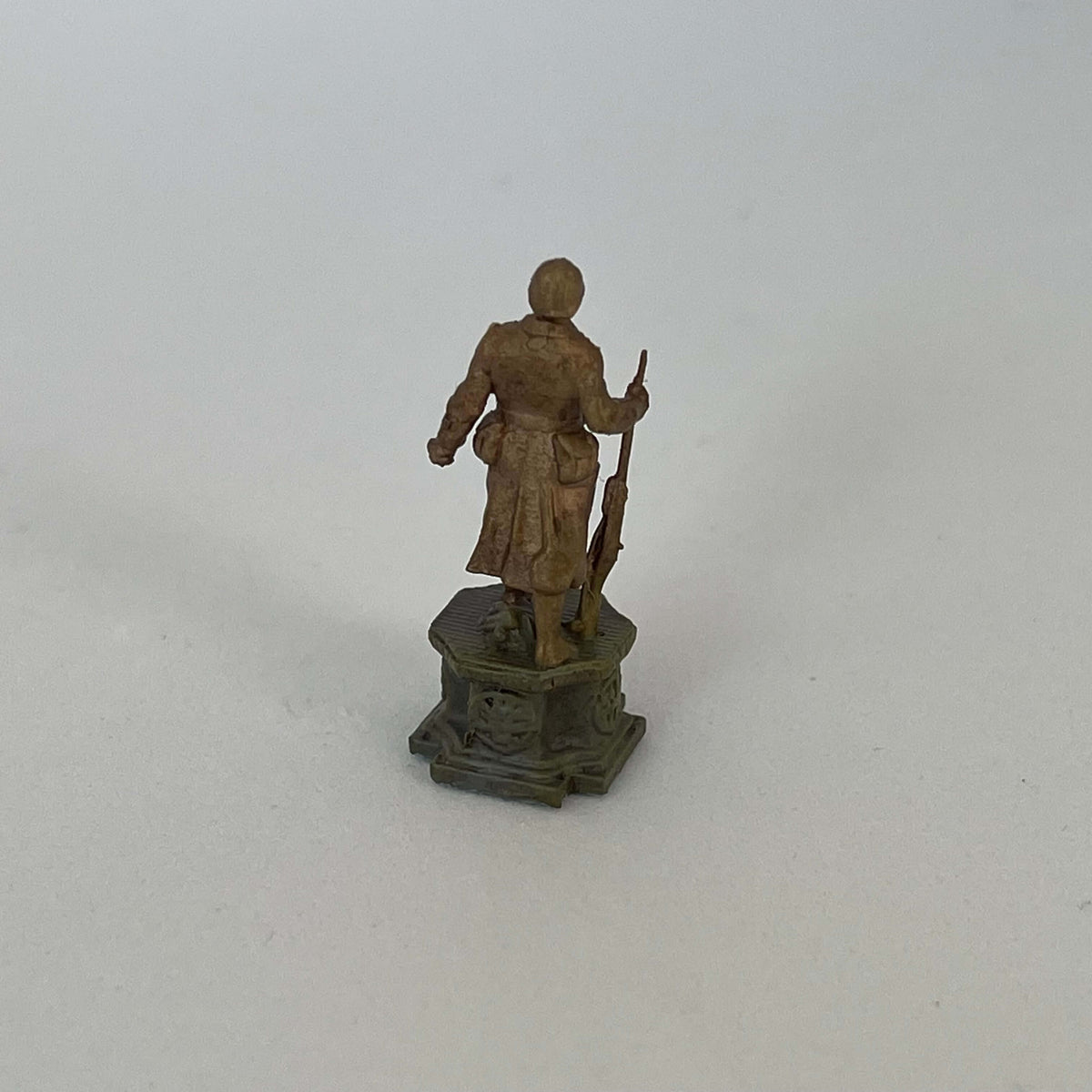 Statue soldat Première guerre mondiale sur stèle