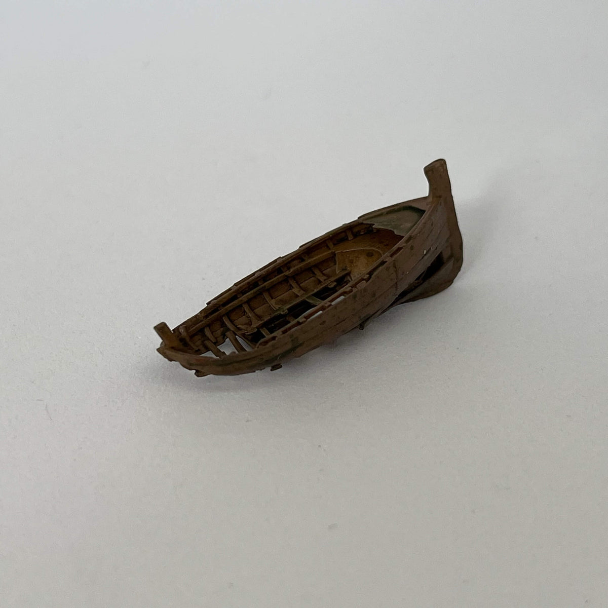 Épave barque en bois