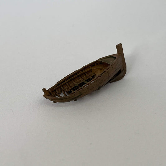 Épave barque en bois