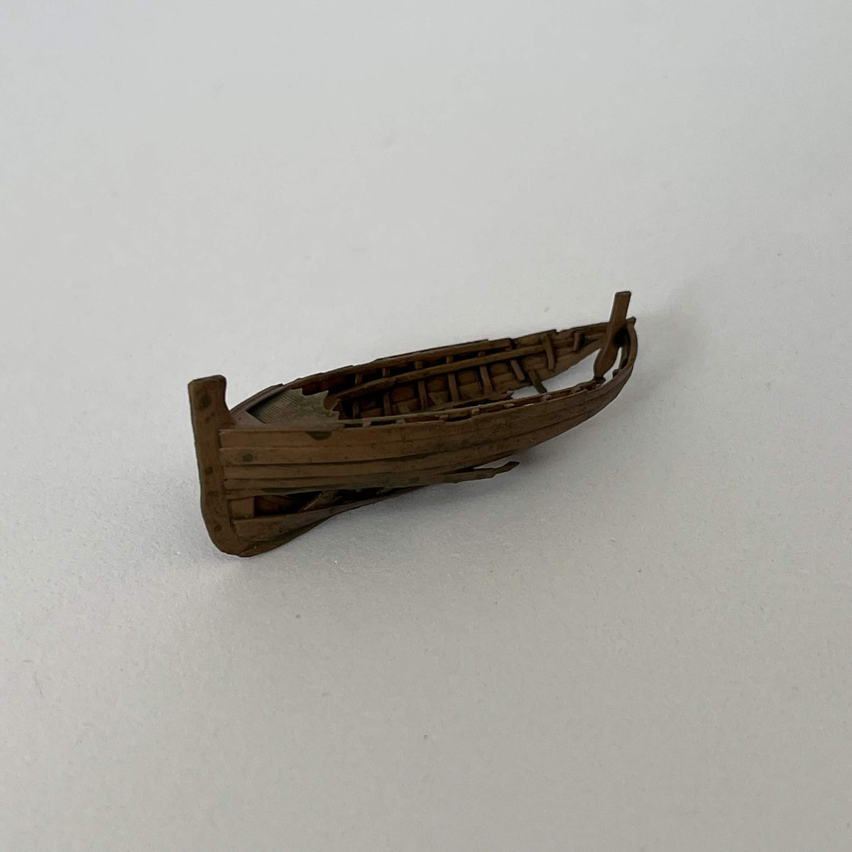 Épave barque en bois