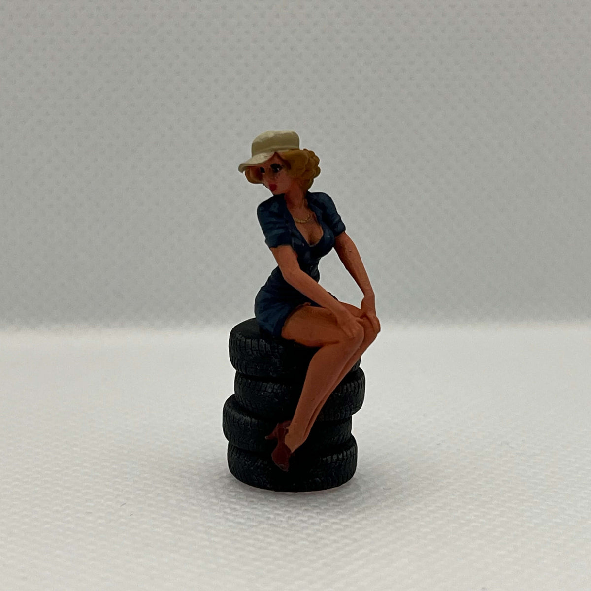 Personnage pin'up la garagiste
